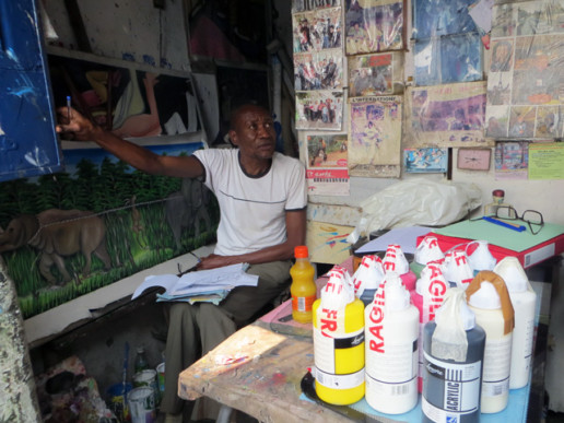 Chéri Benga_dans son atelier_juil2016_In Situ_Galerie Angalia