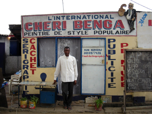Chéri Benga_devant L'International_2011_In Situ_Galerie Angalia