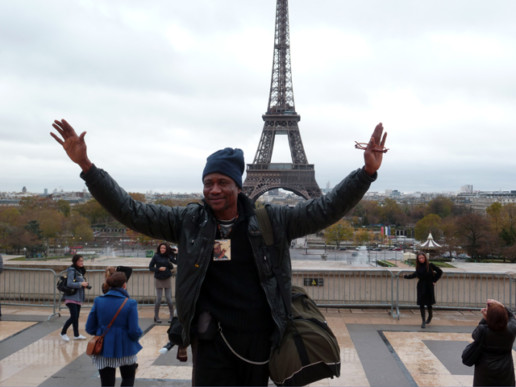 Chéri Benga_devant la Tour Eiffel_2011_In Situ_Galerie Angalia