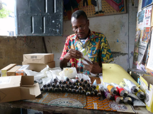 Chéri Benga_Tubes de peinture_2012_In Situ_Galerie Angalia