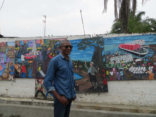 Chéri Benga dans la cour de son domicile_2022_In Situ_Galerie Angalia