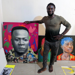Devant le tableau Papa Wemba, kuruyaka, Kinshasa_2023_In situ_Galerie Angalia
